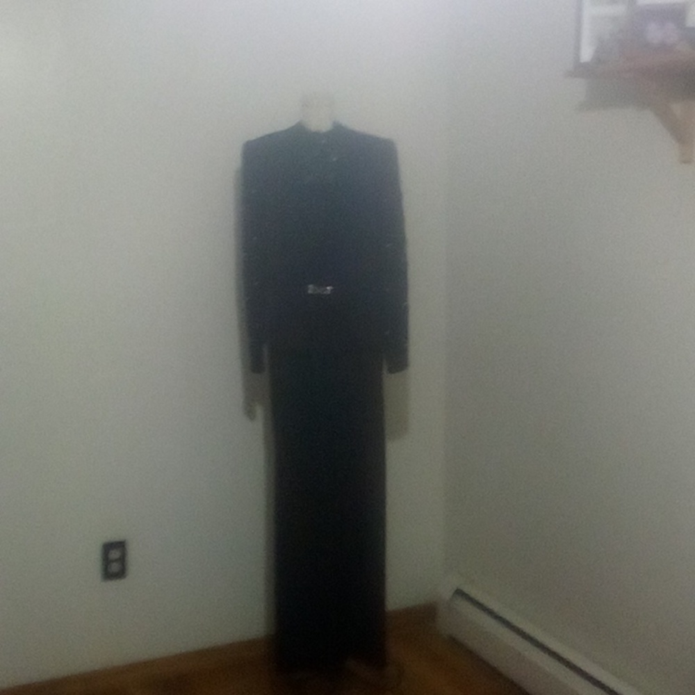 BOUTIQUE BLACK EVENING GOWN WITH LIGHT SPRAY OF RHINSTONES ON SLEEVES